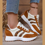Damesneakers med retrostriber, snørebånd og lav sål