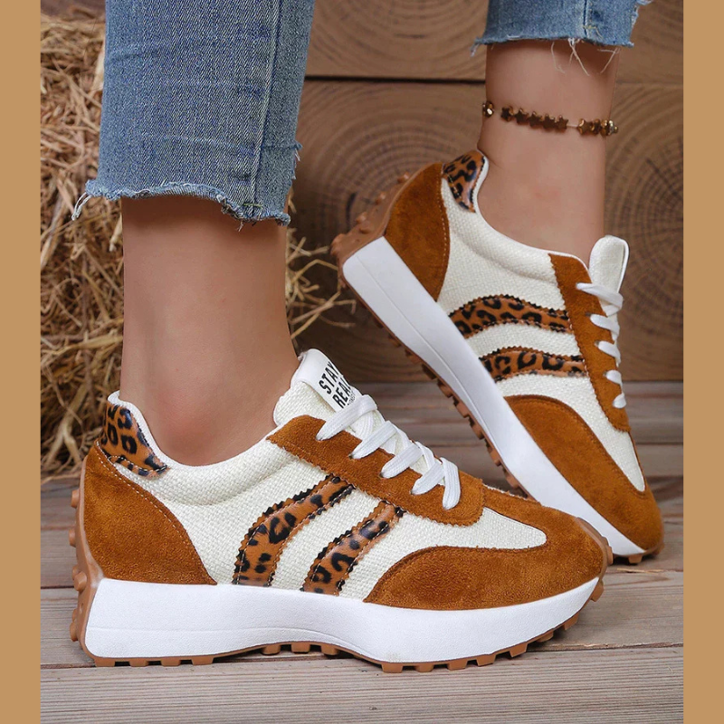 Damesneakers med retrostriber, snørebånd og lav sål