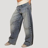 Dame i lyseblå baggy jeans med brede ben og buede kontrastpaneler