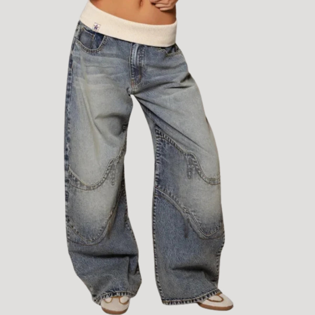 Dame i lyseblå baggy jeans med brede ben og buede kontrastpaneler