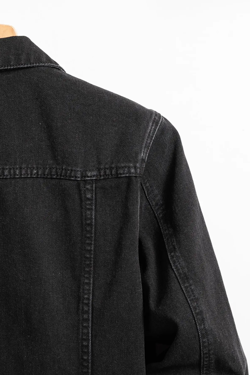 Sort herre denimjakke med skjortekrave, knaplukning og brystlommer