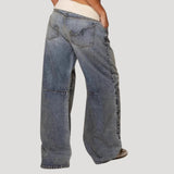 Dame i lyseblå baggy jeans med brede ben og buede kontrastpaneler