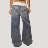 Dame i lyseblå baggy jeans med brede ben og buede kontrastpaneler