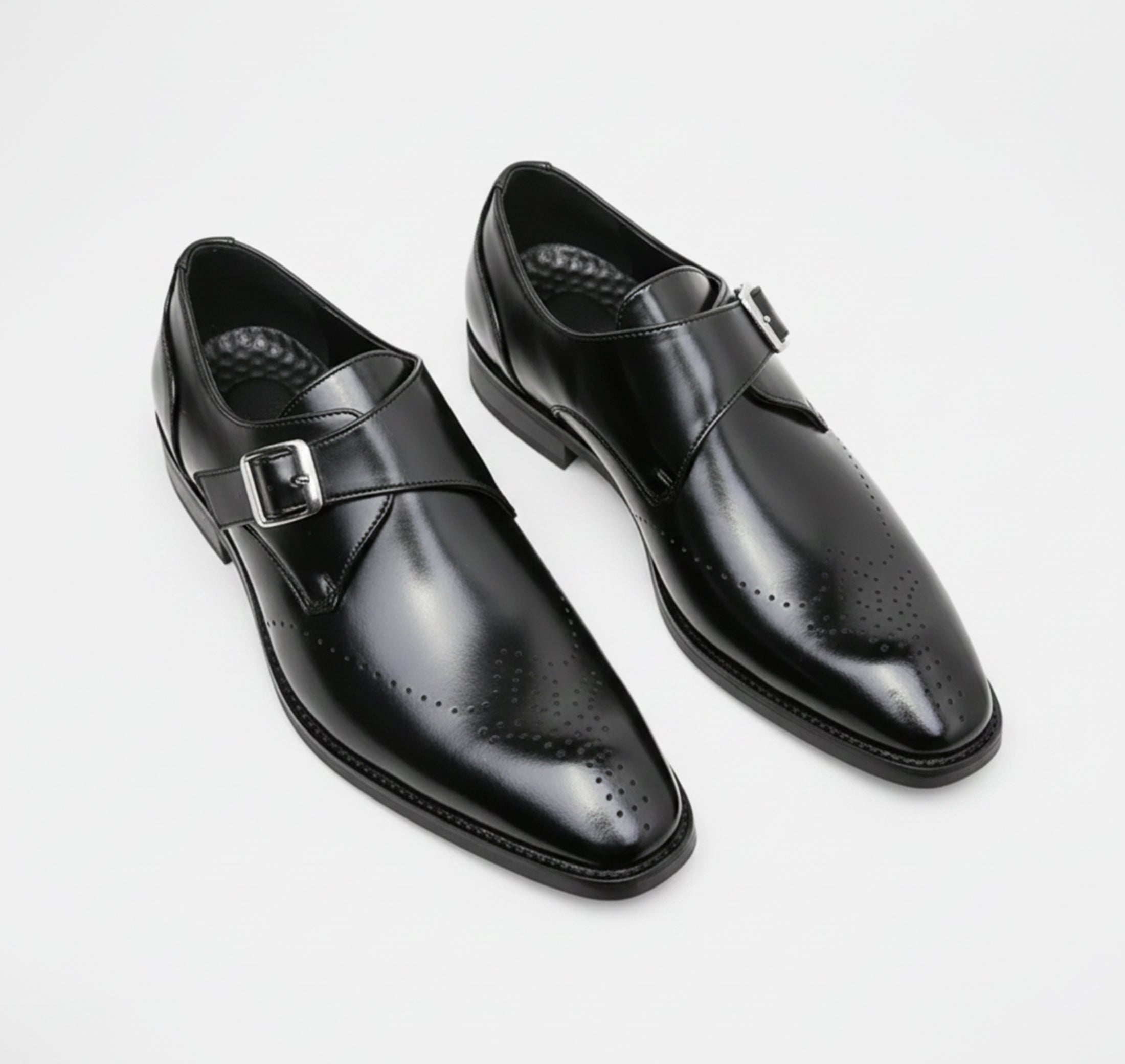 Herreloafers med spænder og perforerede detaljer