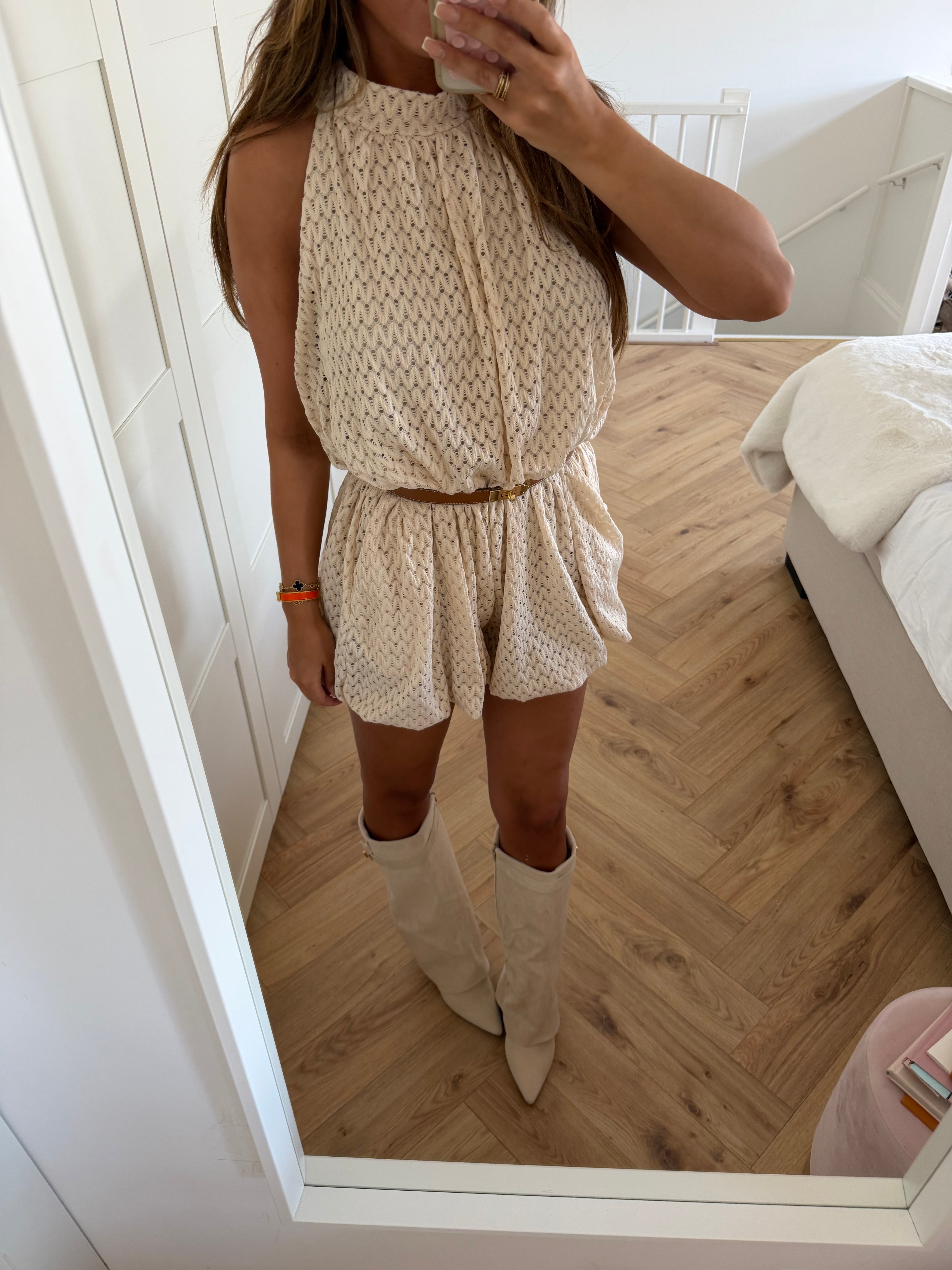 Creme jumpsuit med højhalset krave og struktureret mønster