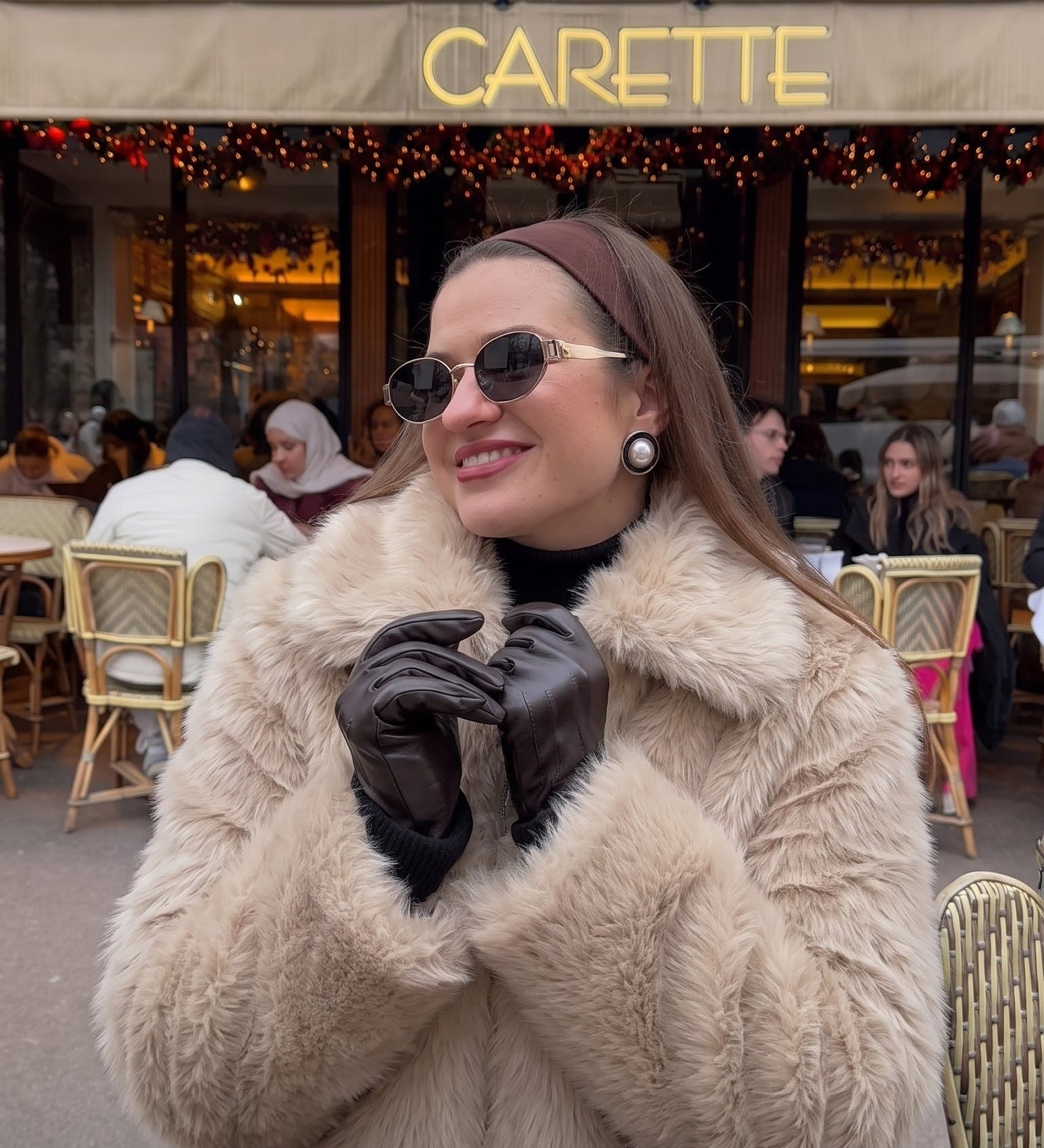 Dame i beige jakke i langhåret kunstpels med bred krave