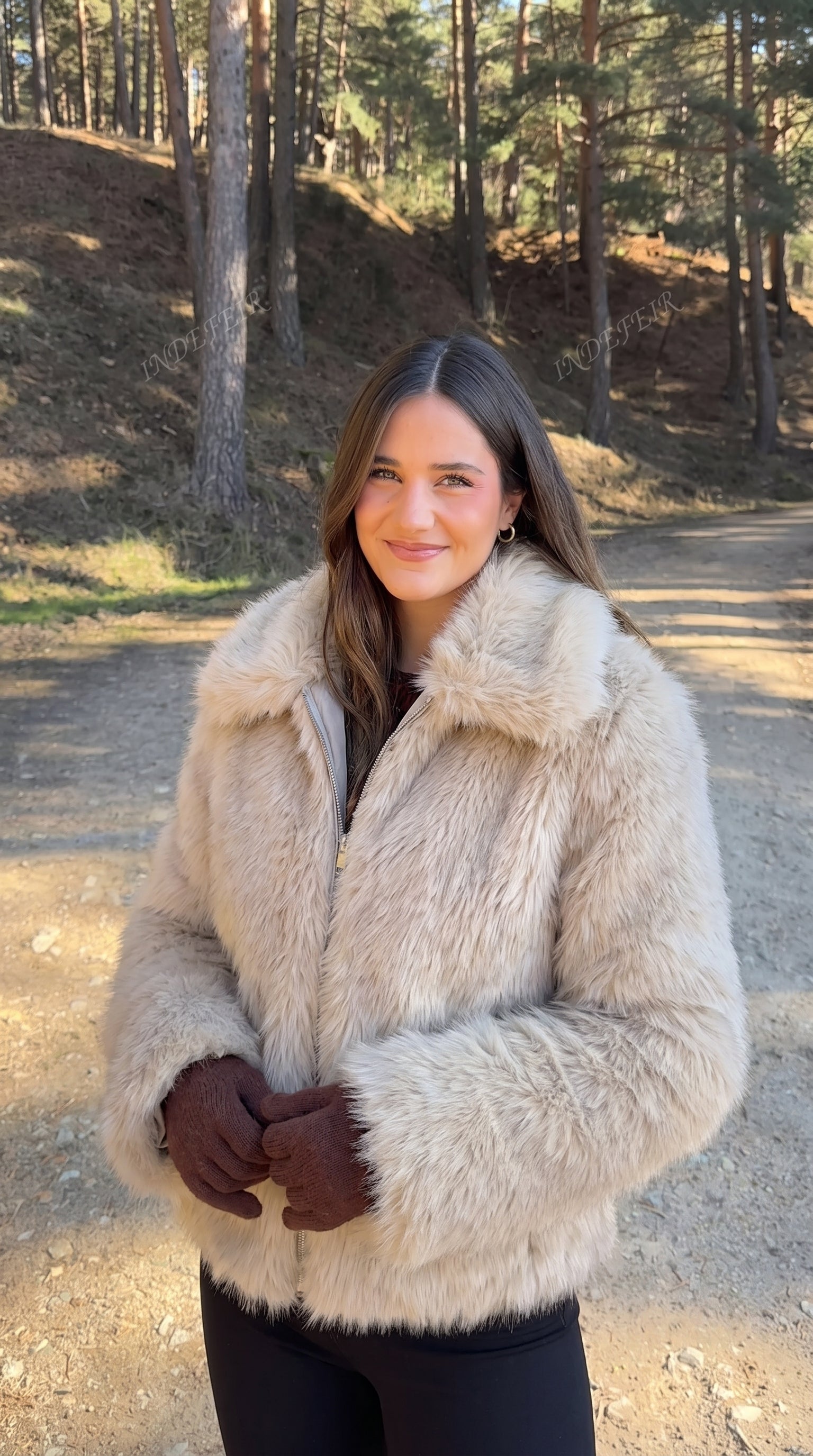 Dame i beige jakke i langhåret kunstpels med bred krave