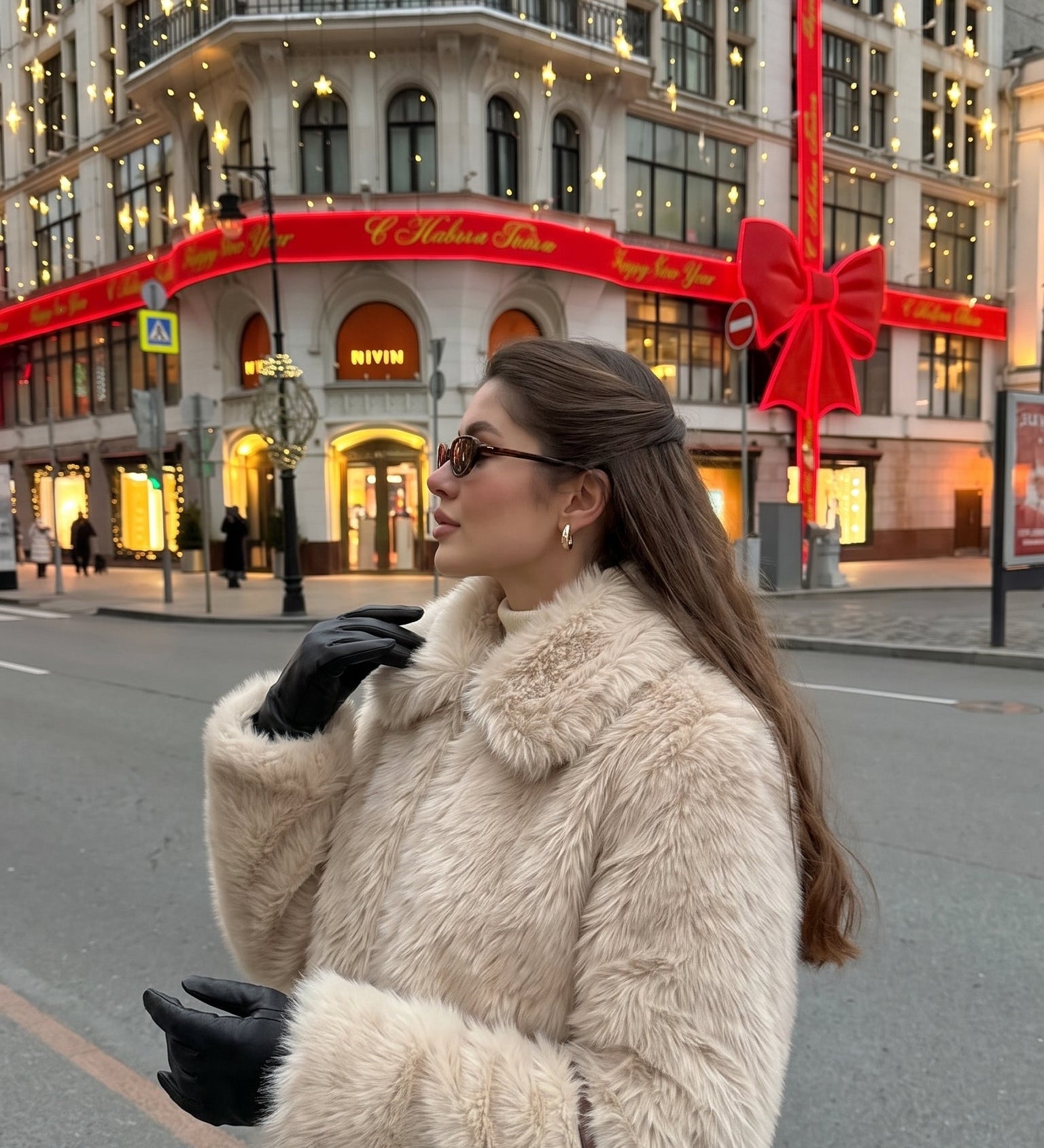 Dame i beige jakke i langhåret kunstpels med bred krave
