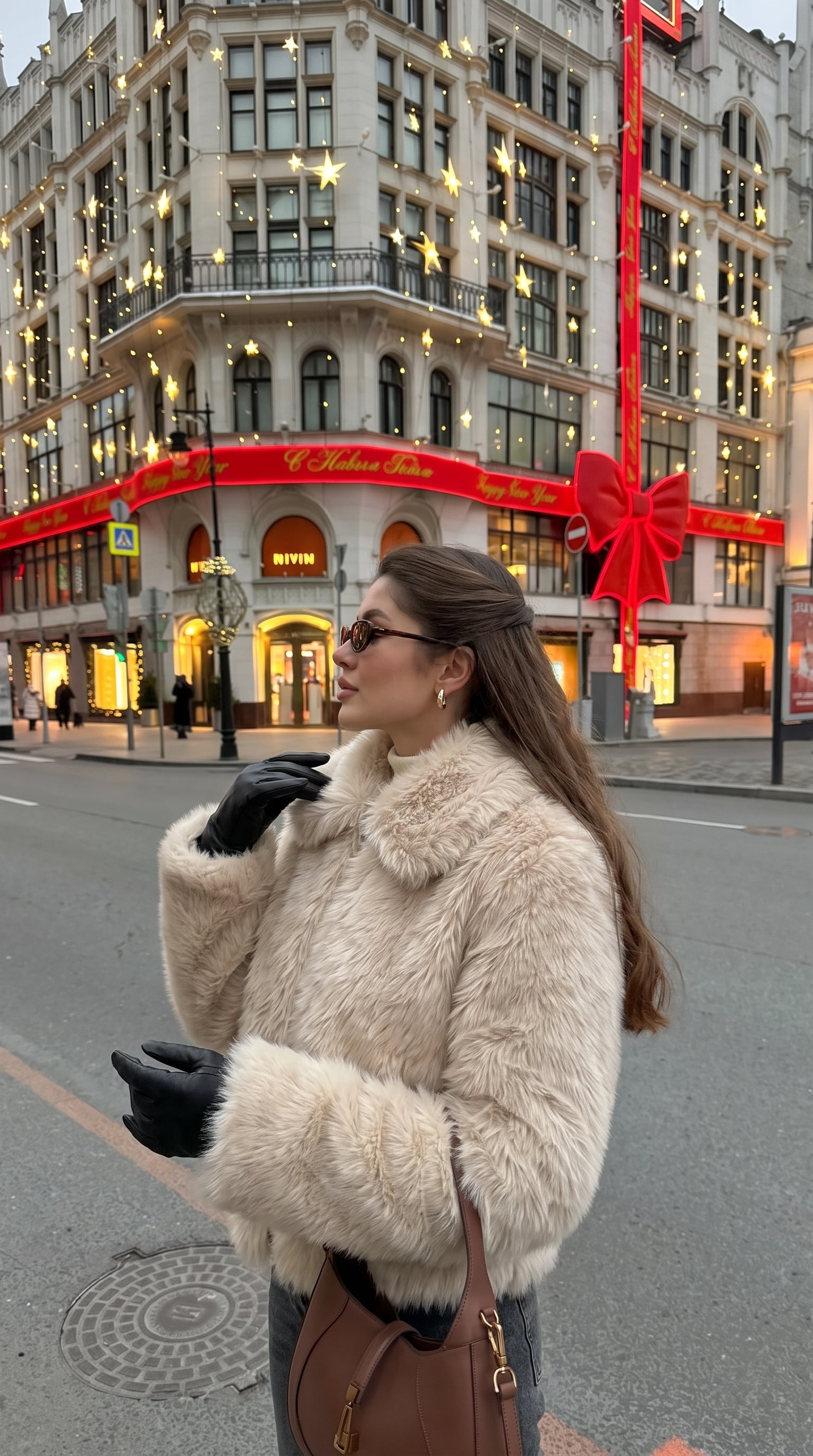 Dame i beige jakke i langhåret kunstpels med bred krave