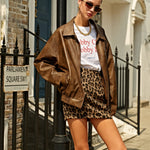 Ensemble trois pièces femme avec veste marron, t-shirt et mini jupe léopard