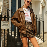 Ensemble trois pièces femme avec veste marron, t-shirt et mini jupe léopard
