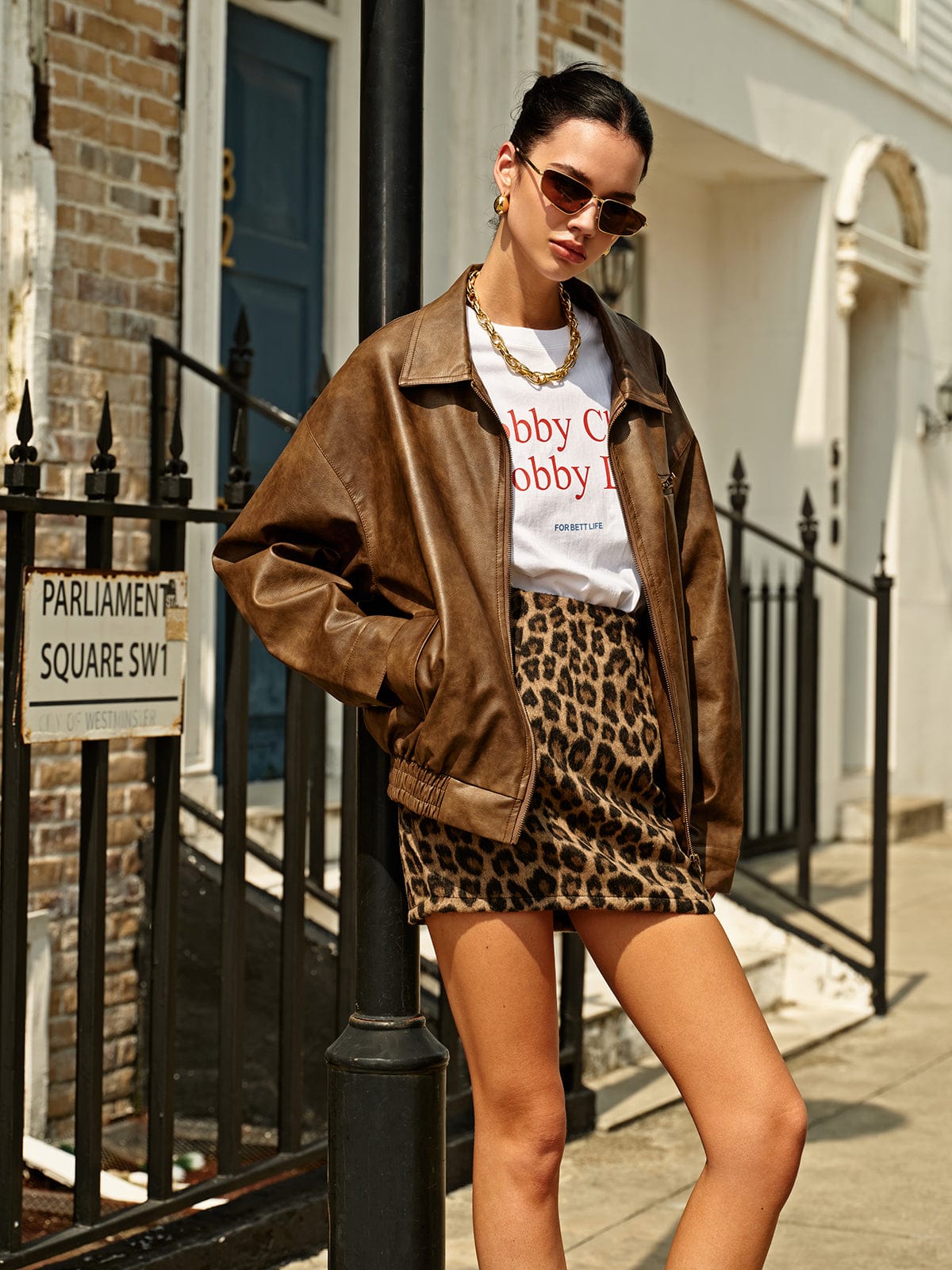Ensemble trois pièces femme avec veste marron, t-shirt et mini jupe léopard