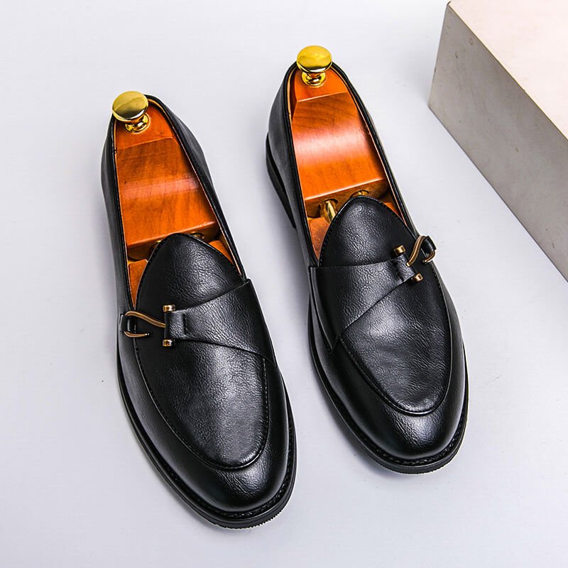 Herre loafers med dekorativ rem, mandelformet tå og flad sål, vist i brun og sort