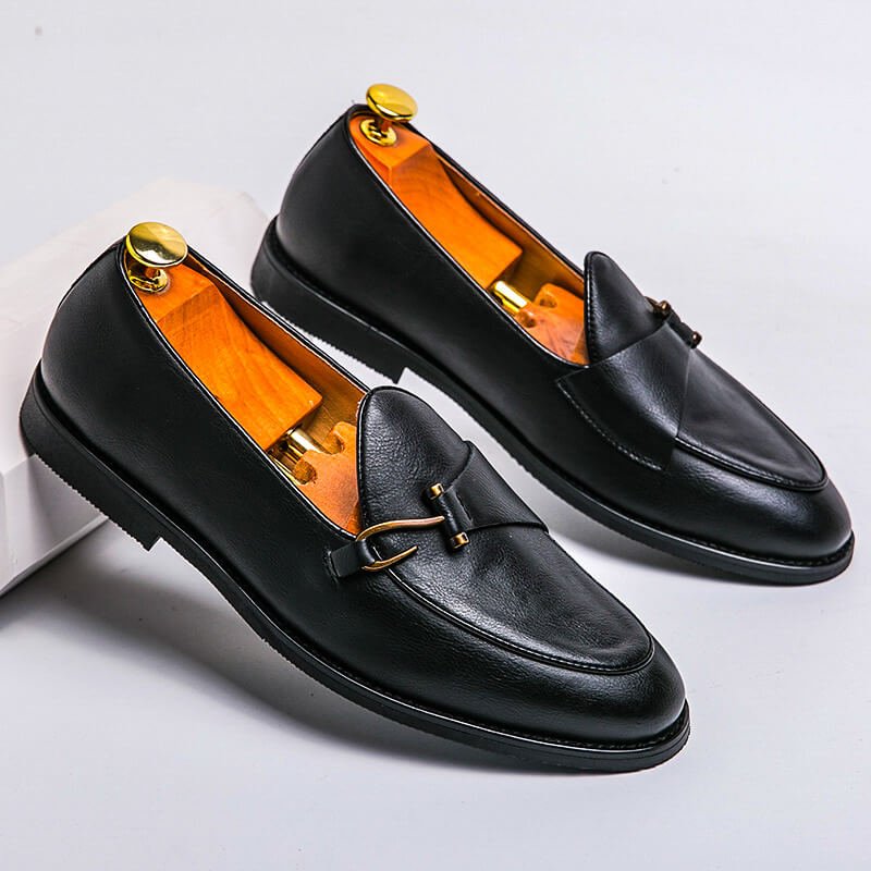 Herre loafers med dekorativ rem, mandelformet tå og flad sål, vist i brun og sort