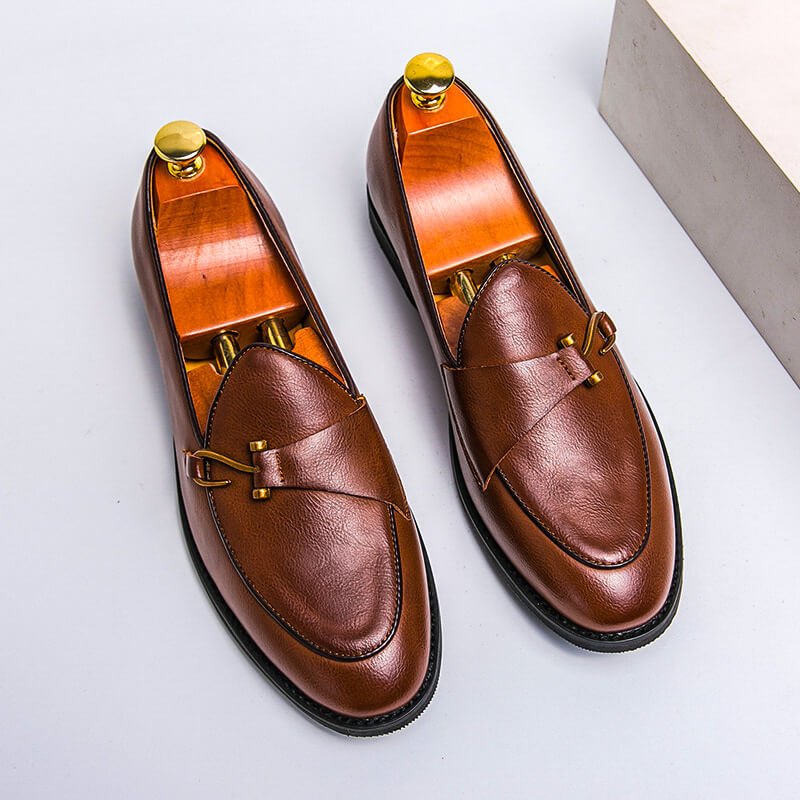 Herre loafers med dekorativ rem, mandelformet tå og flad sål, vist i brun og sort
