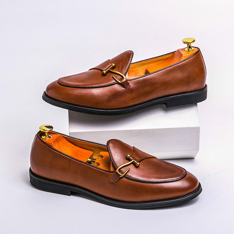 Herre loafers med dekorativ rem, mandelformet tå og flad sål, vist i brun og sort