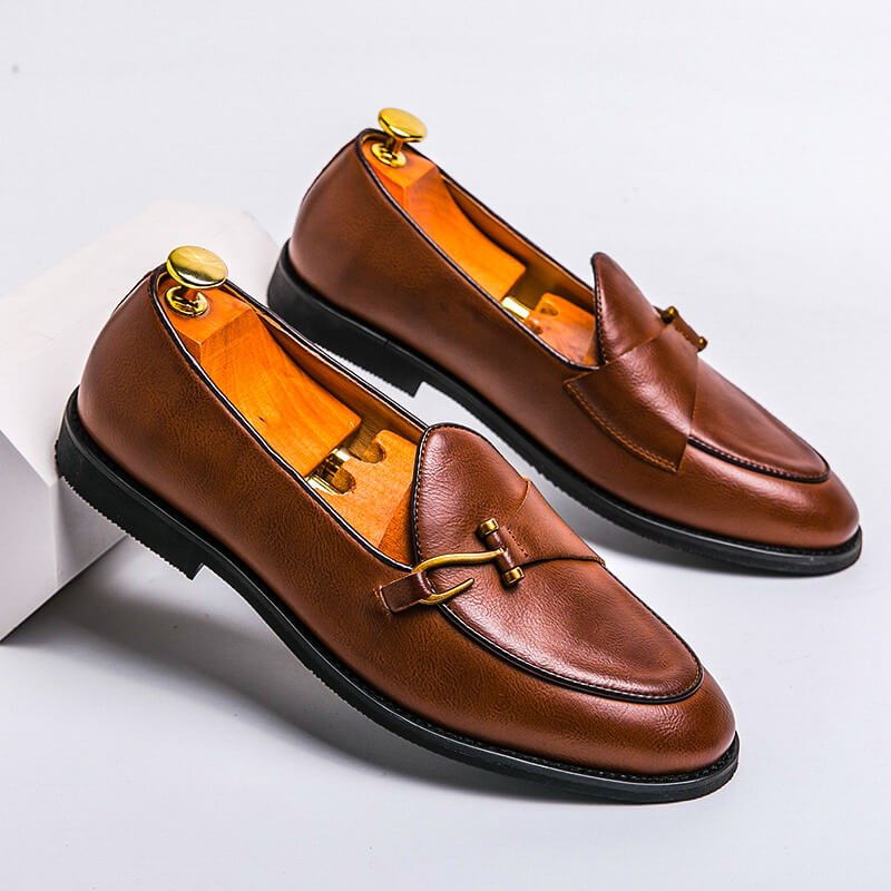 Herre loafers med dekorativ rem, mandelformet tå og flad sål, vist i brun og sort