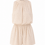 Creme jumpsuit med højhalset krave og struktureret mønster