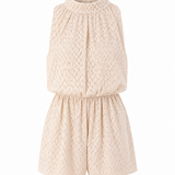 Creme jumpsuit med højhalset krave og struktureret mønster