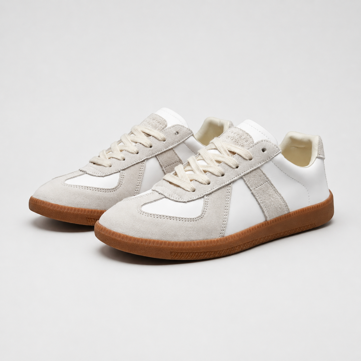 Herre sneakers med snørebånd, paneler og kontrasterende sål