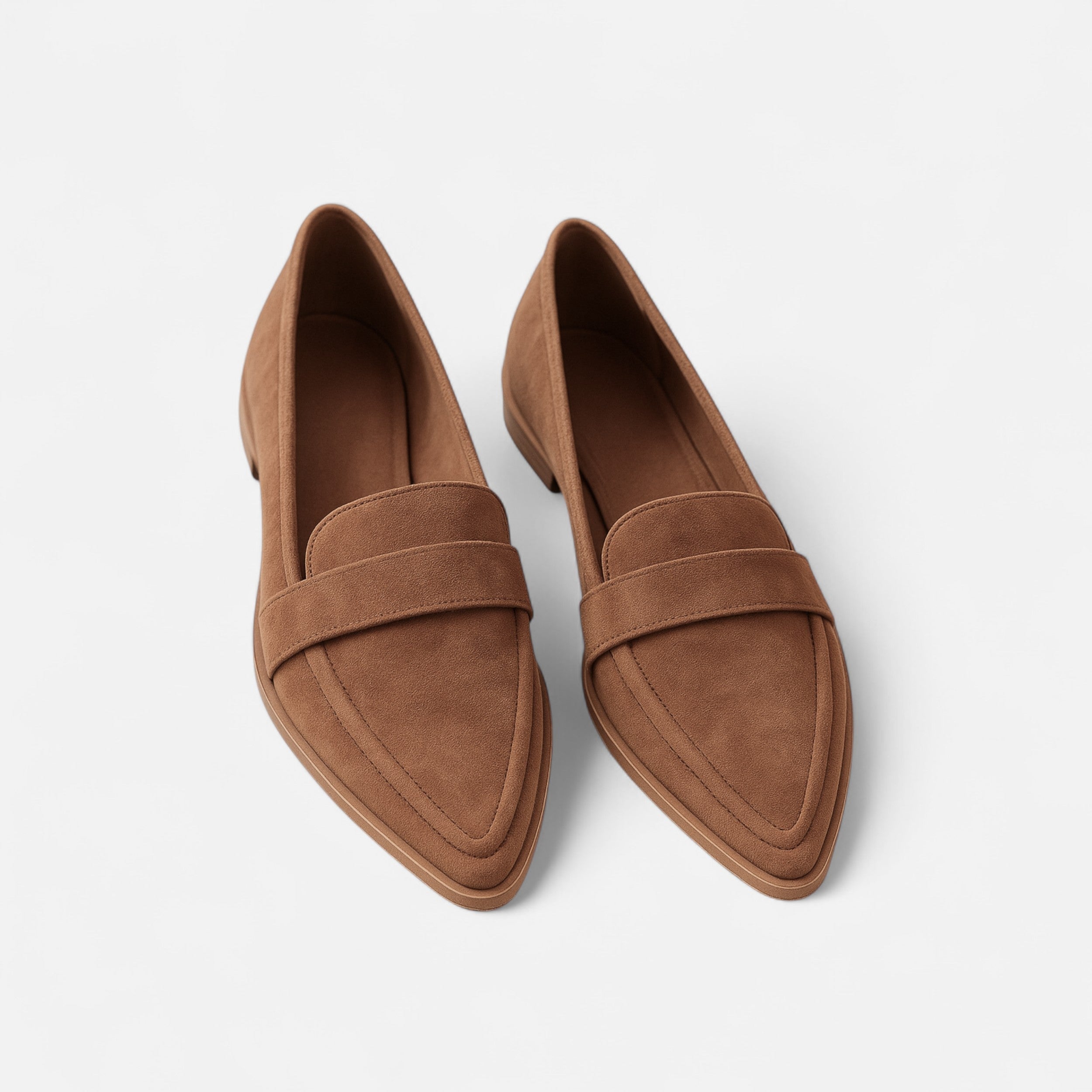 Dame loafers med spids tå, lav hæl og rem over vristen