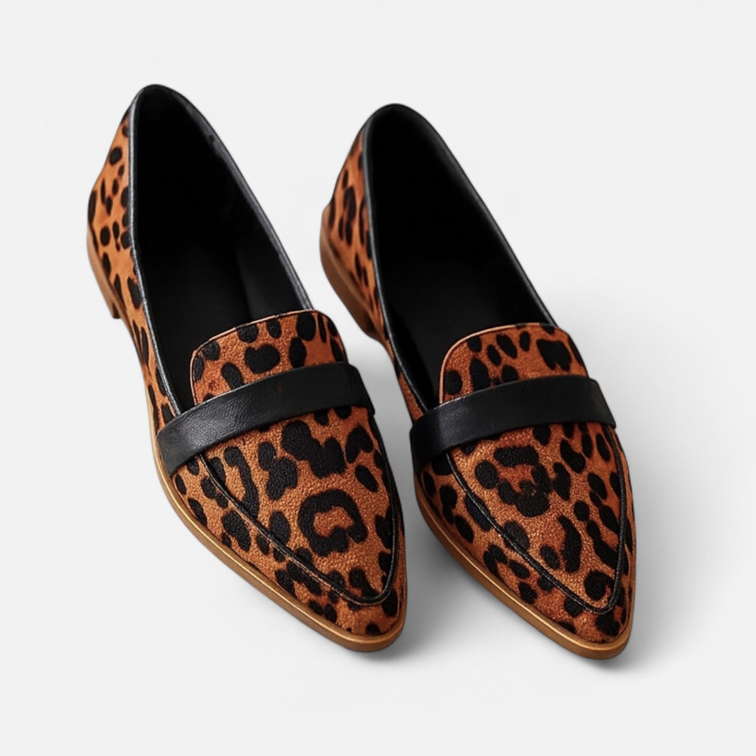 Dame loafers med spids tå, lav hæl og rem over vristen