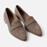 Dame loafers med spids tå, lav hæl og rem over vristen