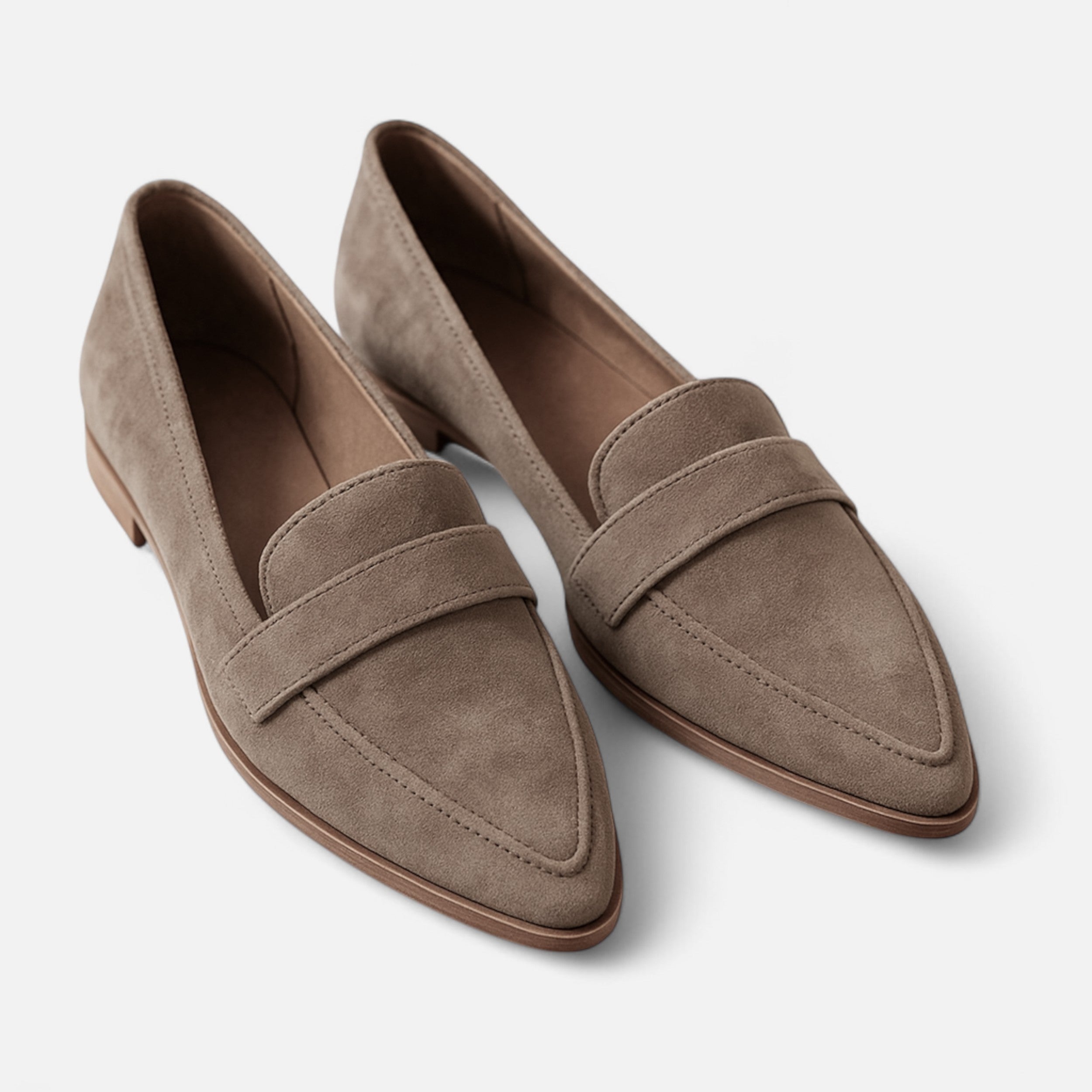 Dame loafers med spids tå, lav hæl og rem over vristen