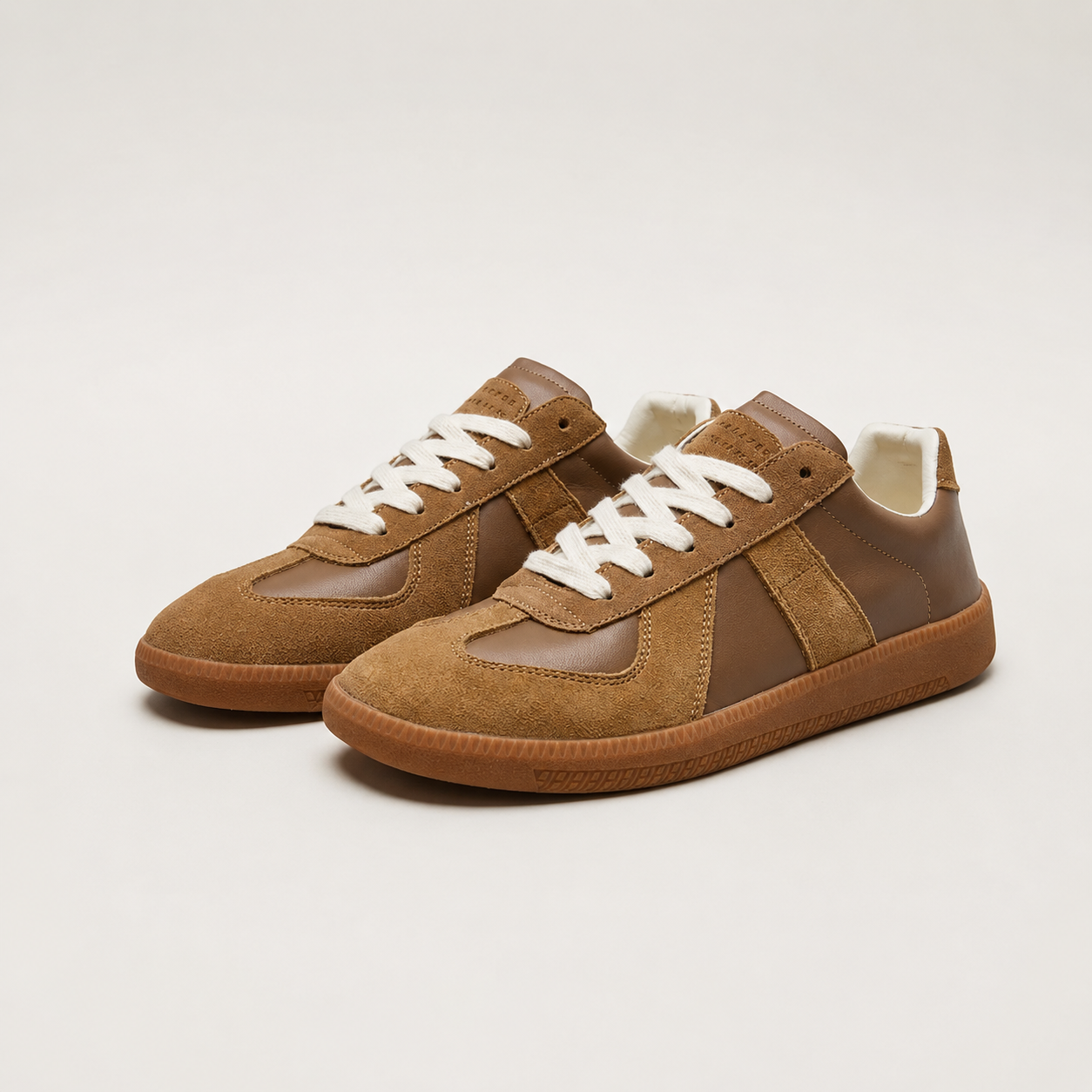 Herre sneakers med snørebånd, paneler og kontrasterende sål