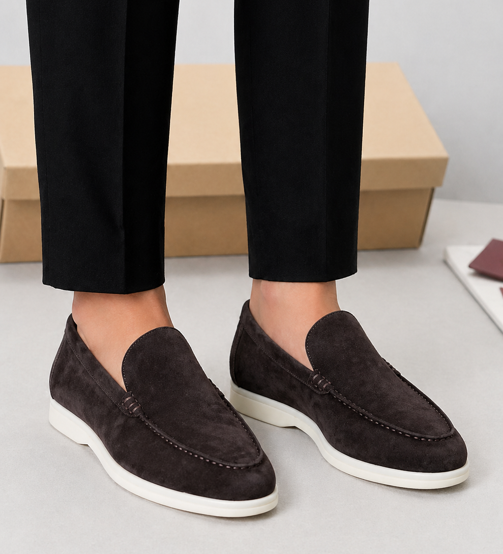 Herre loafers med slip-on-design, synlig pyntesøm og flad lys sål