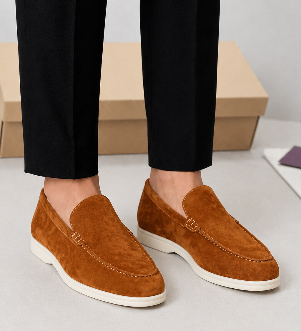 Herre loafers med slip-on-design, synlig pyntesøm og flad lys sål