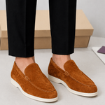 Herre loafers med slip-on-design, synlig pyntesøm og flad lys sål