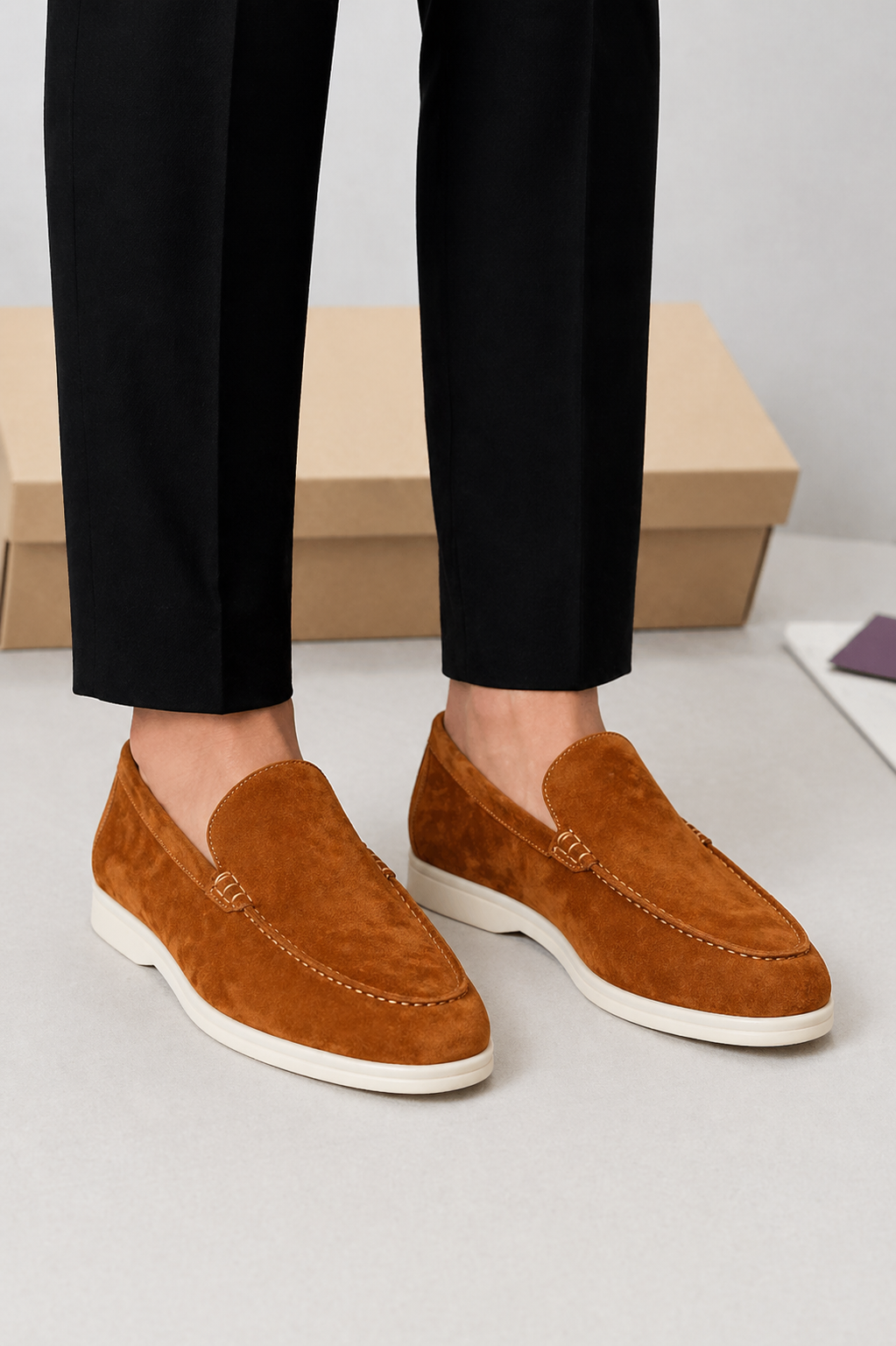 Herre loafers med slip-on-design, synlig pyntesøm og flad lys sål