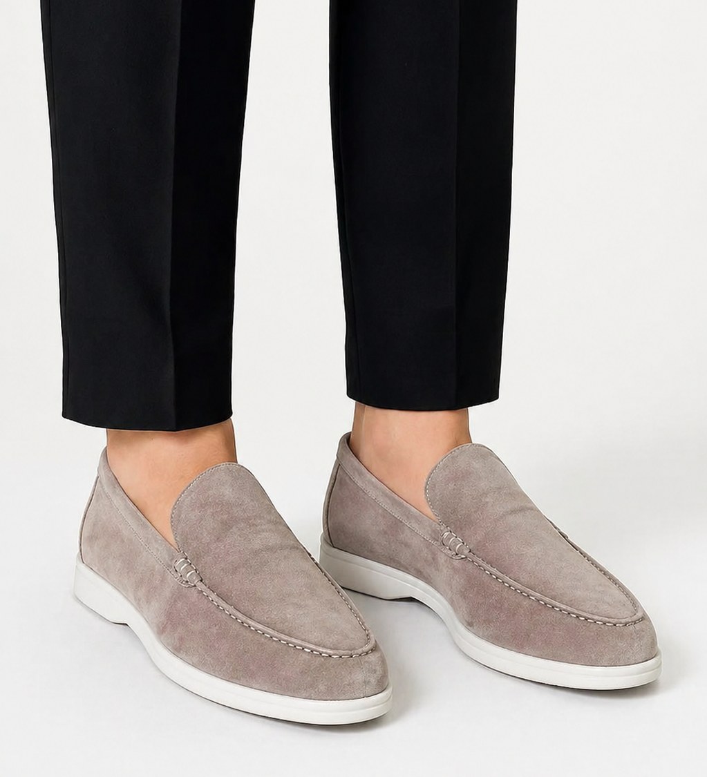 Herre loafers med slip-on-design, synlig pyntesøm og flad lys sål