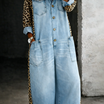 Damejumpsuit med skjortekrave, knaplukning, store lommer, brede ben og dyreprintede sidepaneler