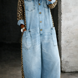 Damejumpsuit med skjortekrave, knaplukning, store lommer, brede ben og dyreprintede sidepaneler