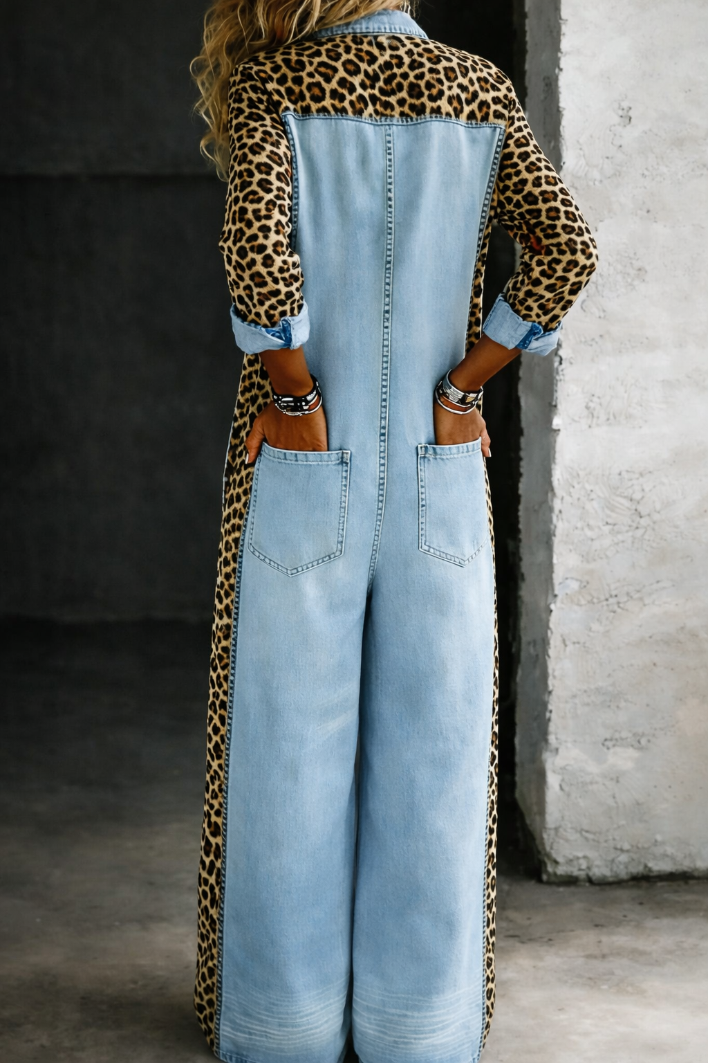 Damejumpsuit med skjortekrave, knaplukning, store lommer, brede ben og dyreprintede sidepaneler