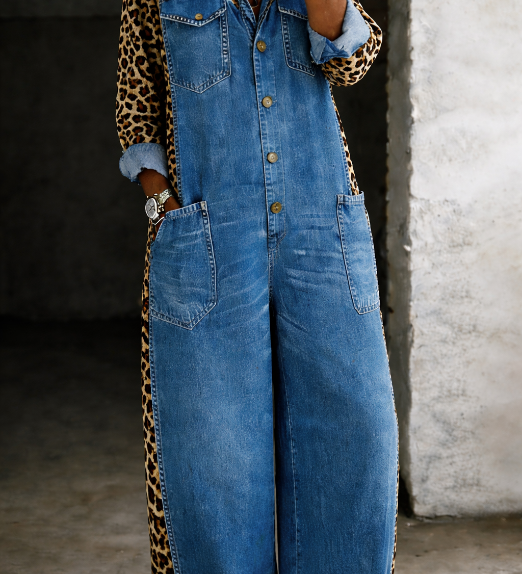 Damejumpsuit med skjortekrave, knaplukning, store lommer, brede ben og dyreprintede sidepaneler