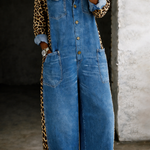 Damejumpsuit med skjortekrave, knaplukning, store lommer, brede ben og dyreprintede sidepaneler