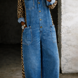 Damejumpsuit med skjortekrave, knaplukning, store lommer, brede ben og dyreprintede sidepaneler
