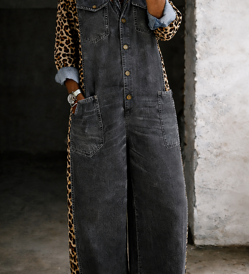 Damejumpsuit med skjortekrave, knaplukning, store lommer, brede ben og dyreprintede sidepaneler