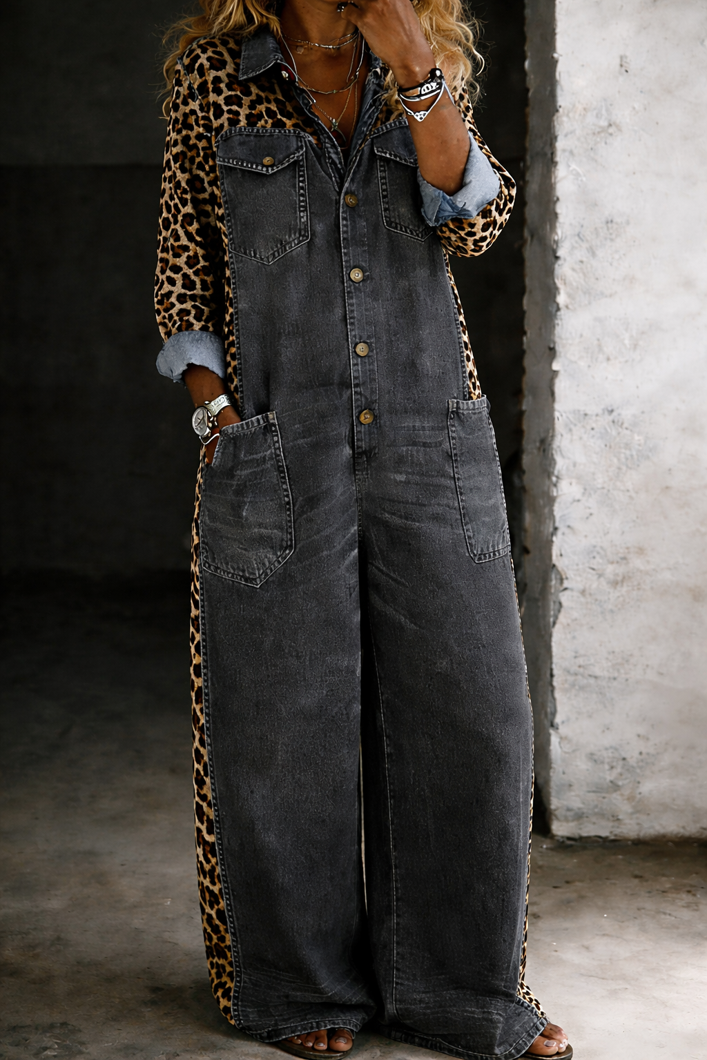 Damejumpsuit med skjortekrave, knaplukning, store lommer, brede ben og dyreprintede sidepaneler