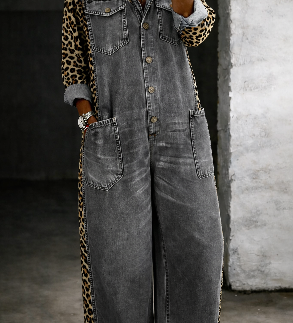 Damejumpsuit med skjortekrave, knaplukning, store lommer, brede ben og dyreprintede sidepaneler