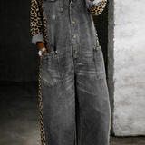 Damejumpsuit med skjortekrave, knaplukning, store lommer, brede ben og dyreprintede sidepaneler