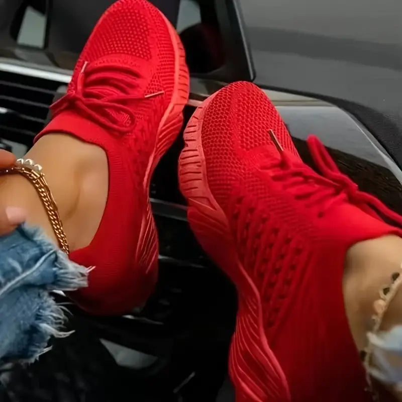 Dame sneakers med tekstureret overdel, snørebånd og rund tå