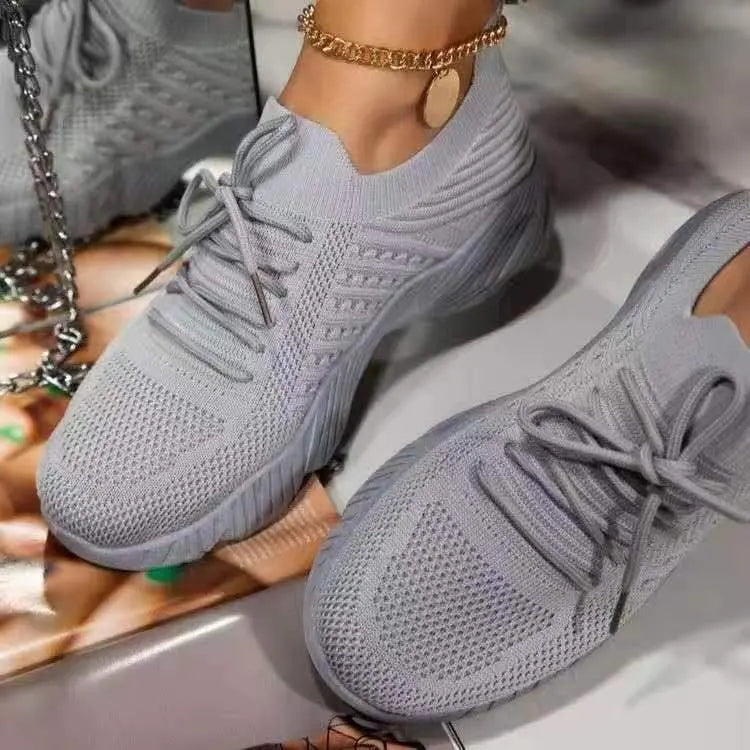 Dame sneakers med tekstureret overdel, snørebånd og rund tå
