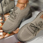 Dame sneakers med tekstureret overdel, snørebånd og rund tå