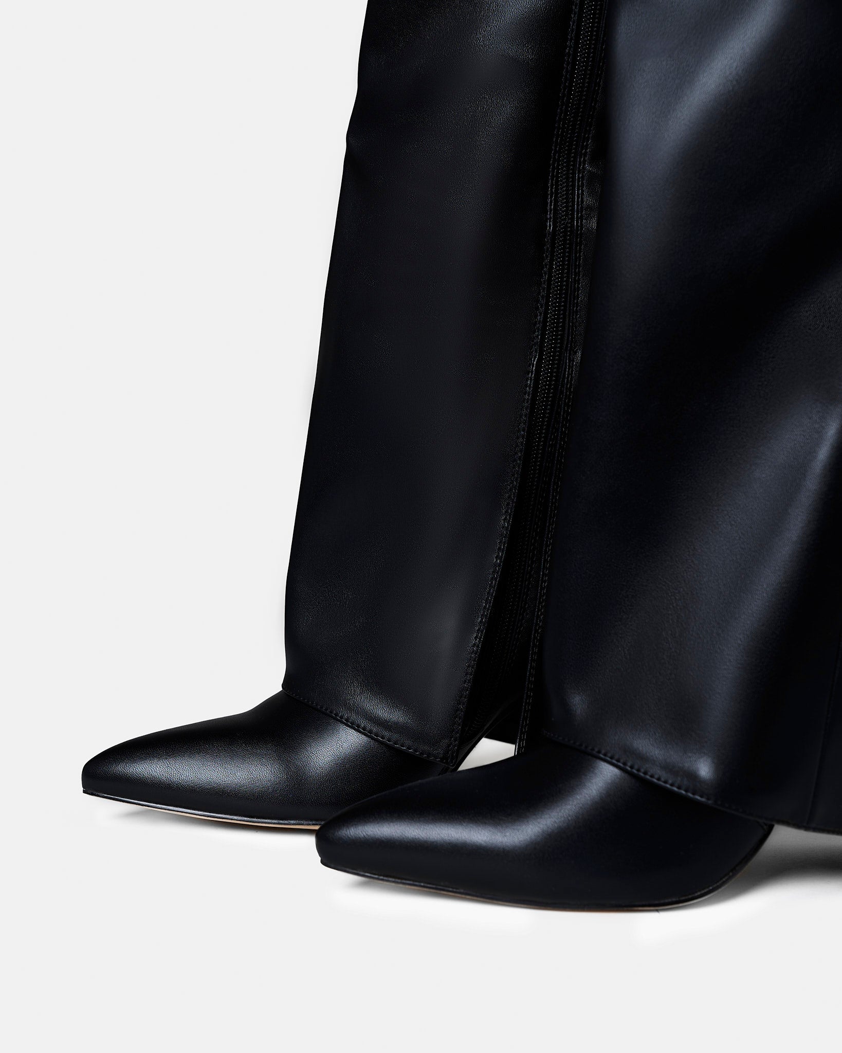 Cuissardes noires femme à bout pointu et boucle
