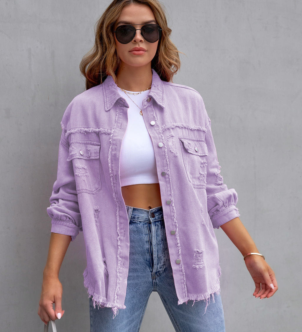 Dame i oversized denimjakke med brystlommer, slidte detaljer og frynsede kanter