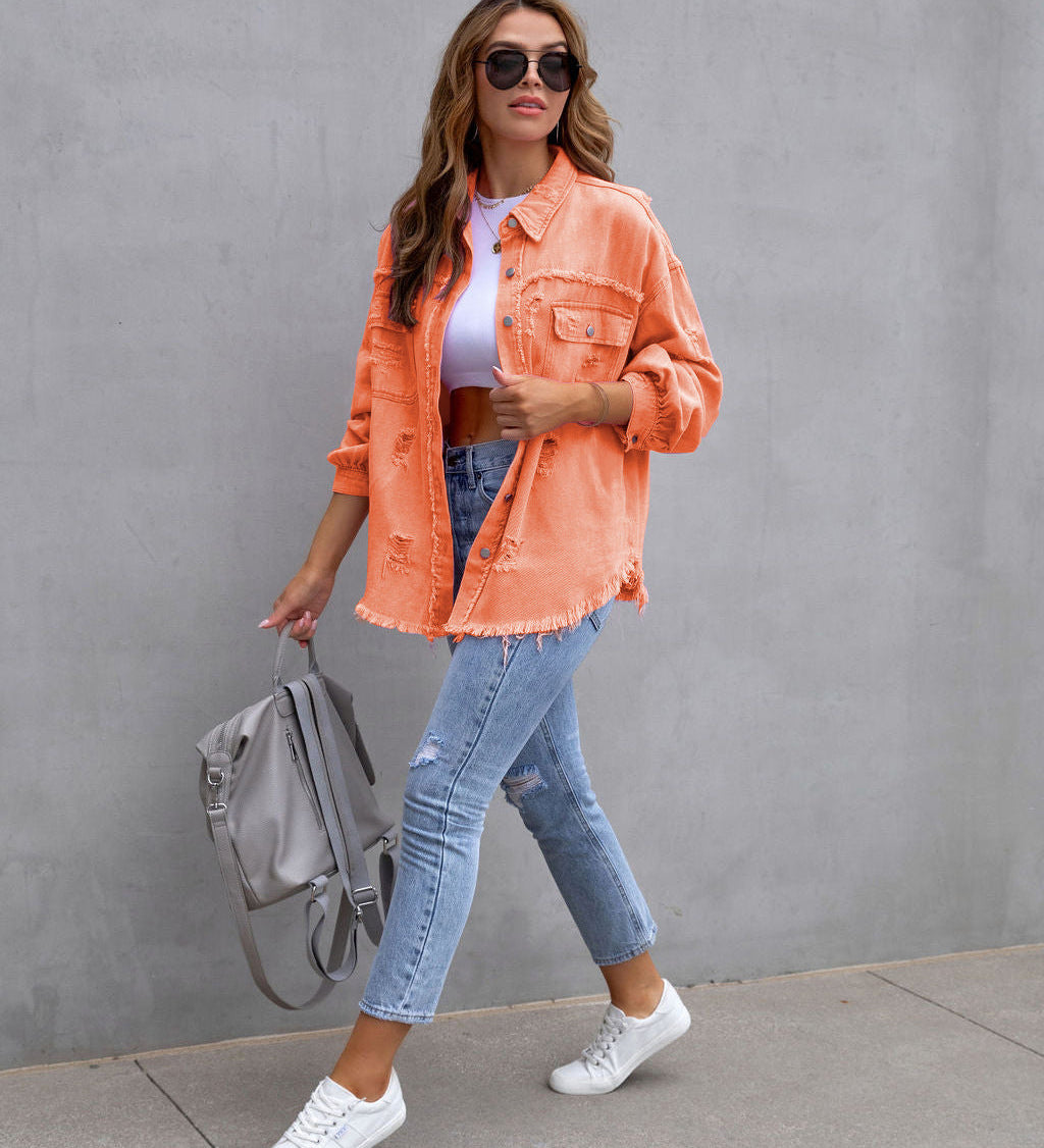 Dame i oversized denimjakke med brystlommer, slidte detaljer og frynsede kanter